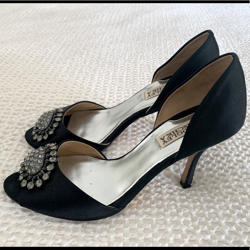 Badgley Mischka Crystal embellishments D’Orsay pump
